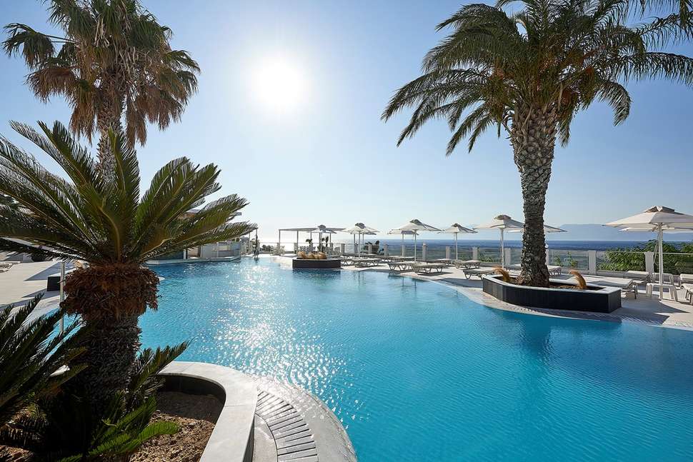 Een foto van het zwembad bij Dimitra Beach Hotel & Suites