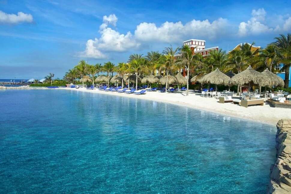 Een foto van het zwembad bij Renaissance Wind Creek Curacao Resort