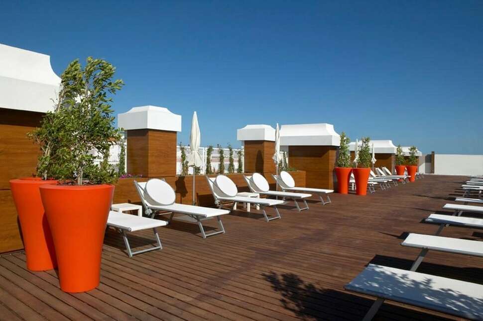 Een foto van het terras bij Aqualuz Lagos by The Editory