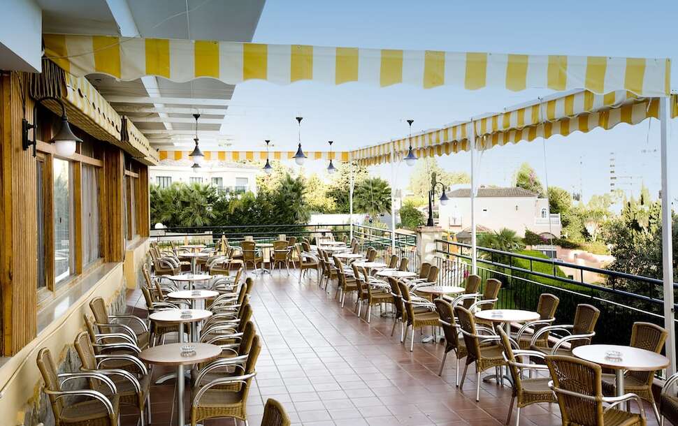 Een foto van het terras bij Hotel Monarque Torreblanca