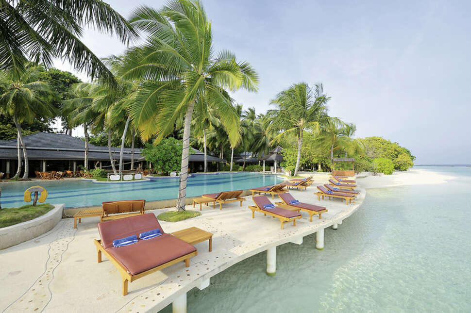 Een foto van het zwembad bij Royal Island Resort & Spa
