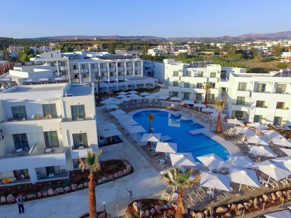 Een foto van het zwembad bij Harmony Rethymno Beach Hotel