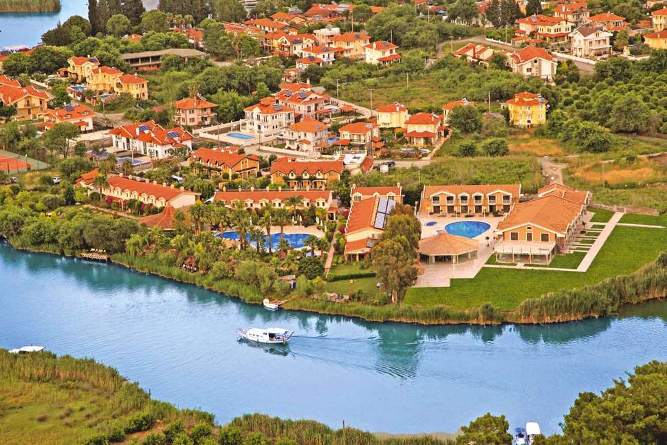 Een foto van de buitenkant van Dalyan Resort Hotel