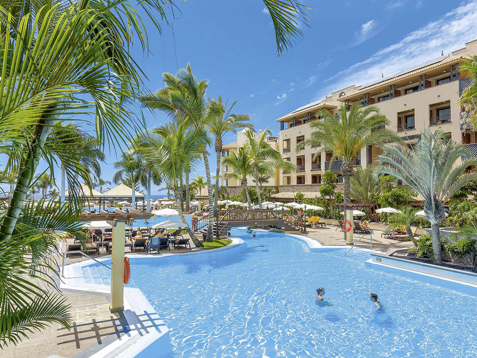 Een foto van het zwembad bij GF Gran Costa Adeje