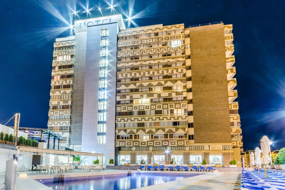 Een foto van het zwembad bij Sercotel Maya Alicante
