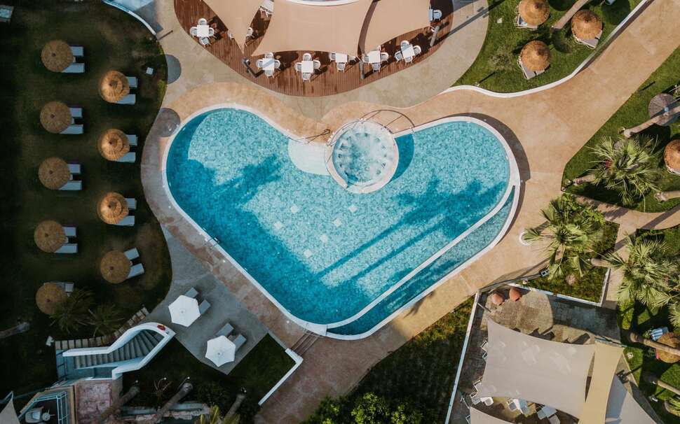 Een foto van het zwembad bij St. George Hotel Spa & Beach Resort