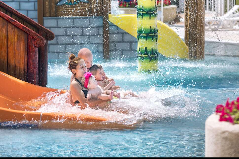 Ein Foto vom Pool im Hotel Oasis Park Splash