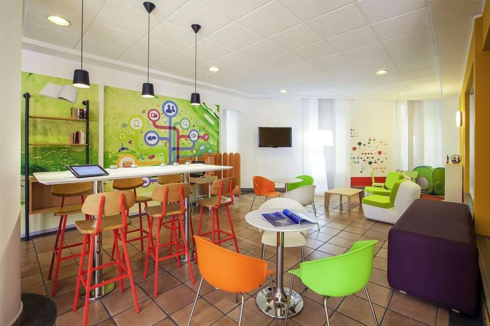 Ein Foto Ibis Styles Napoli Garibaldi