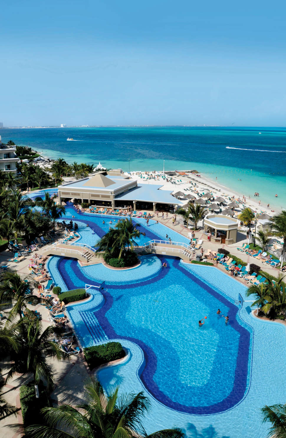 Een foto van het zwembad bij Riu Caribe