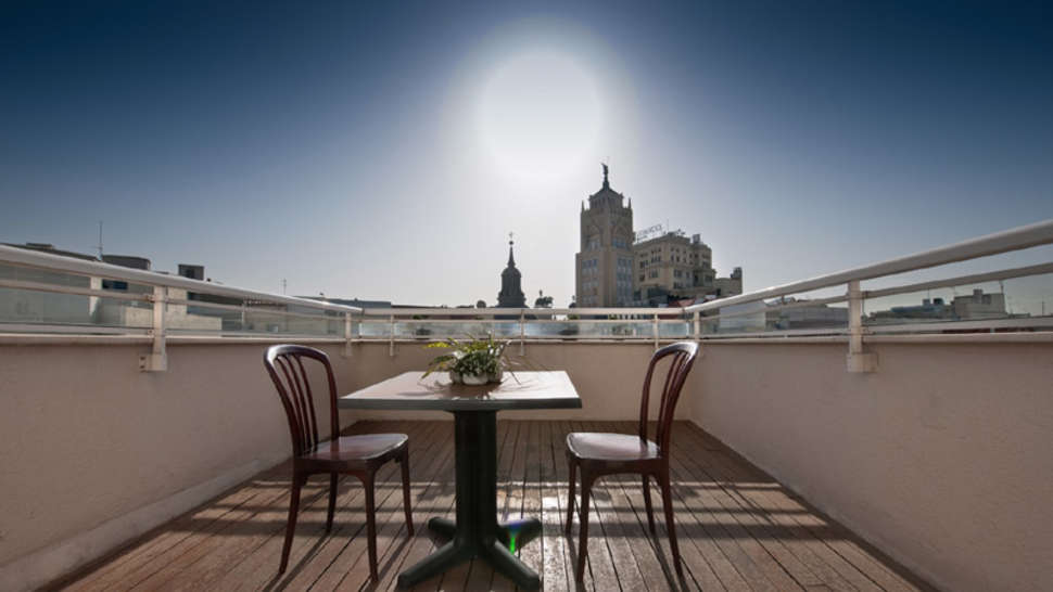 Ein Foto von der Terrasse im Catalonia Gran Via
