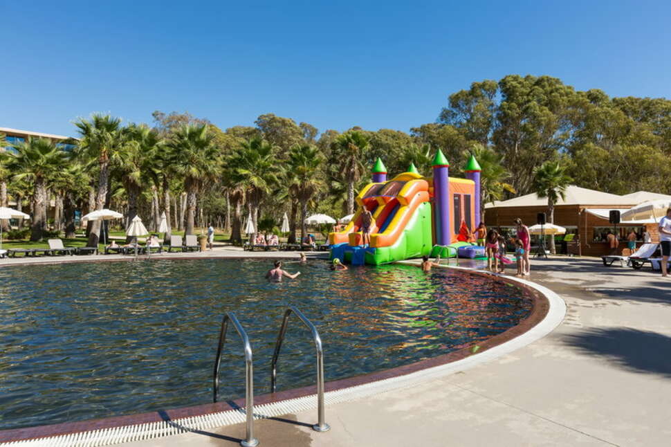 Een foto van het zwembad bij Marriott Residences Salgados Resort