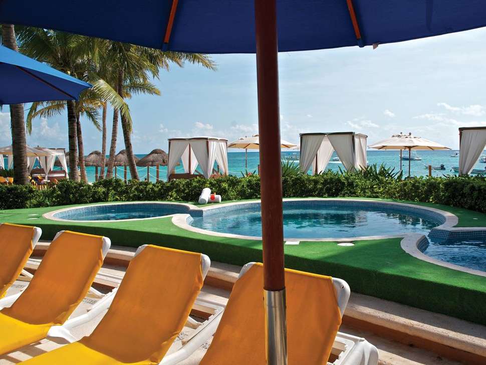 Een foto van het zwembad bij The Reef Coco Beach