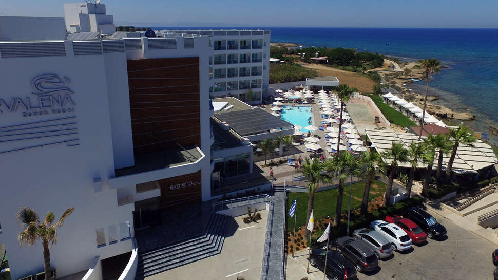 Een foto van de buitenkant van Evalena Beach Hotel