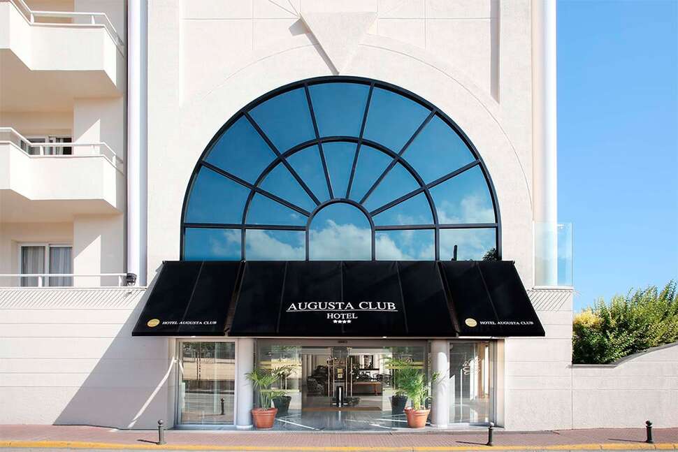 Een foto van de buitenkant van Hotel Augusta Club
