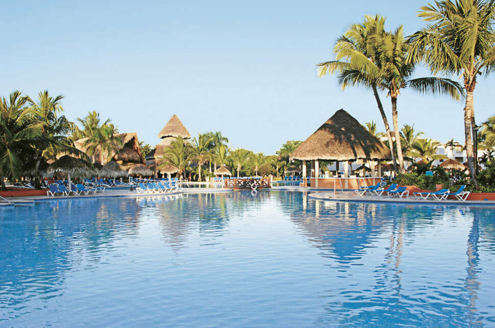 Een foto van het zwembad bij Sunscape Dominicus La Romana
