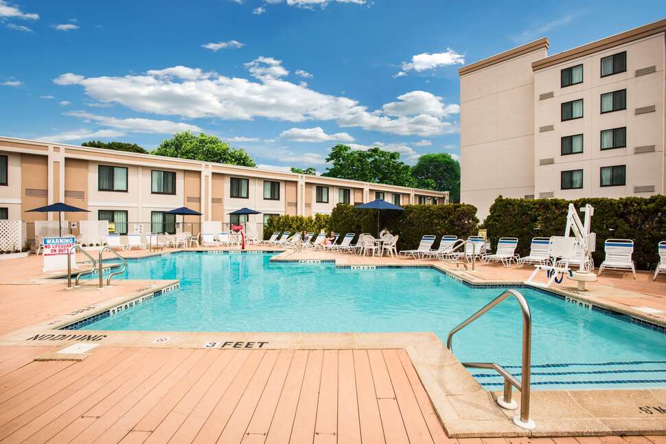 Een foto van het zwembad bij Holiday Inn Hasbrouck Heights Meadowlands