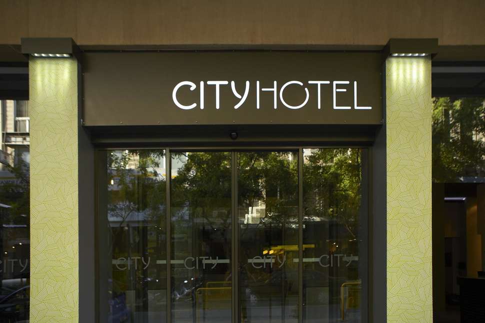 Een foto van de buitenkant van City Hotel Thessaloniki