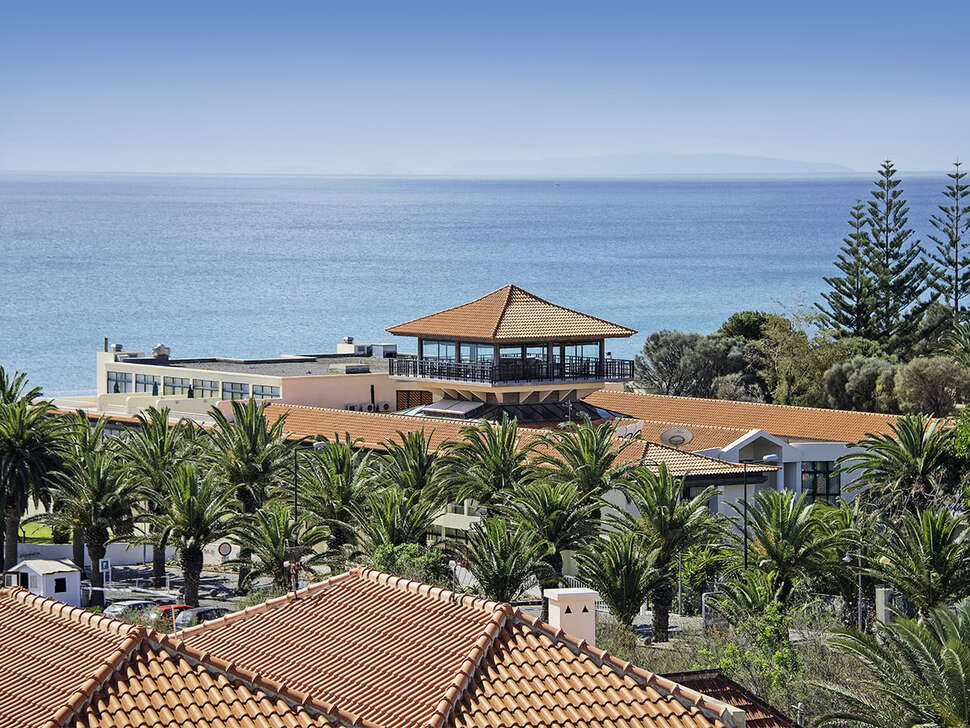Ein Foto von der Außenansicht des Hotel Torre Praia