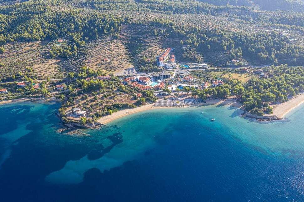 Een foto van de buitenkant van Lagomandra Beach Hotel & Suites