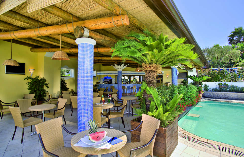 Een foto van het terras bij Sorriso Thermae & Resort