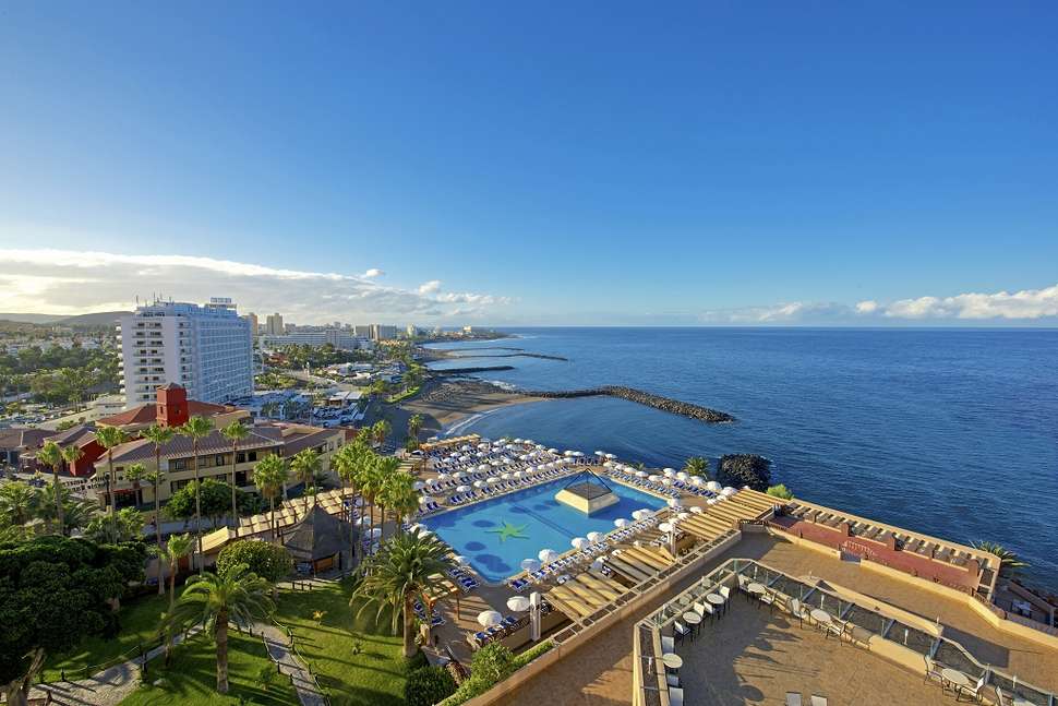 Een foto van het zwembad bij Iberostar Waves Bouganville Playa