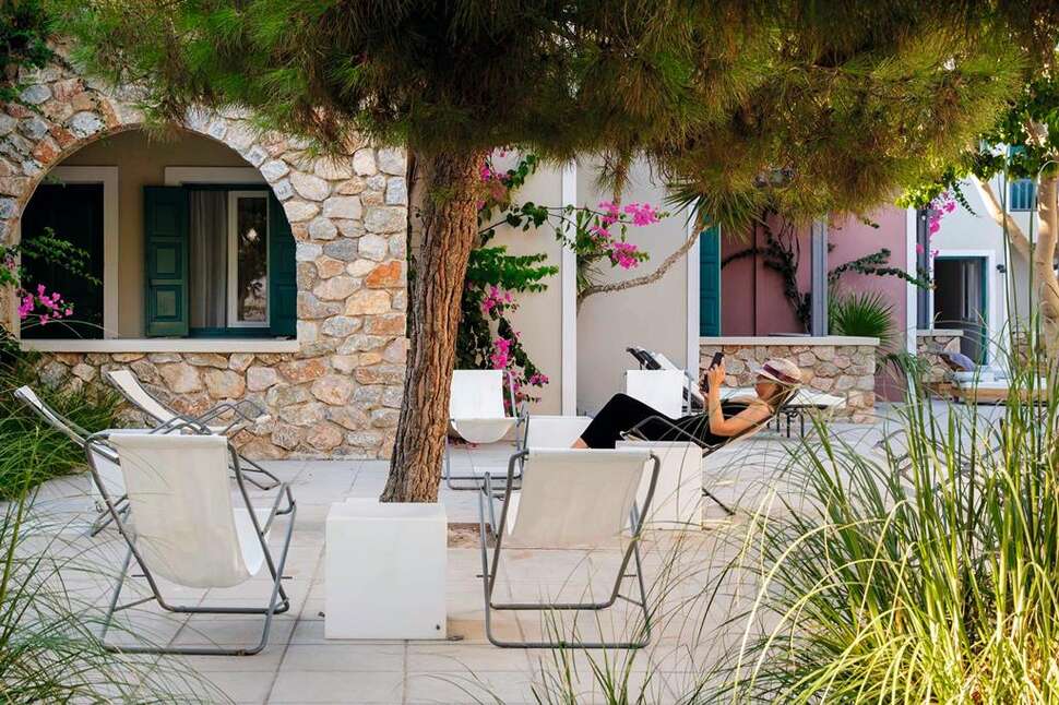 Ein Foto von der Terrasse im Rose Bay Hotel
