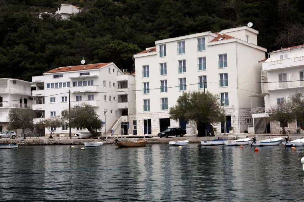 Een foto van de buitenkant van Hotel Pleter
