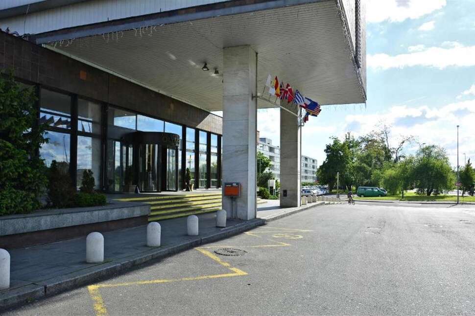 Een foto van de buitenkant van Hotel Olympik