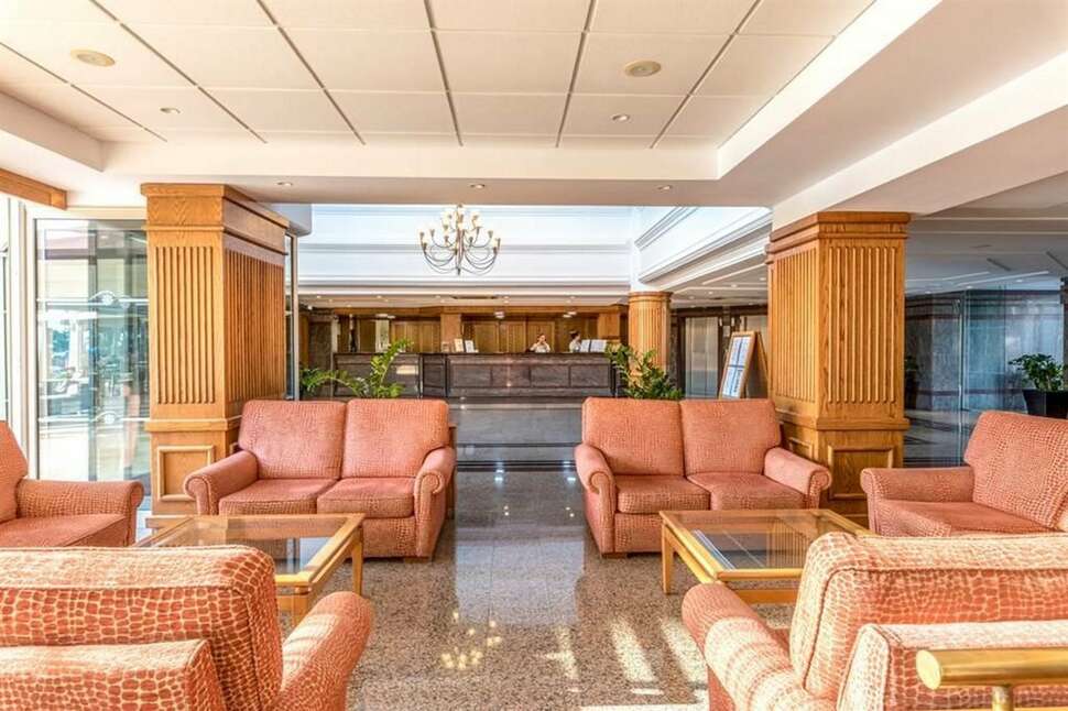 Een foto van het interieur van Nissiana Hotel