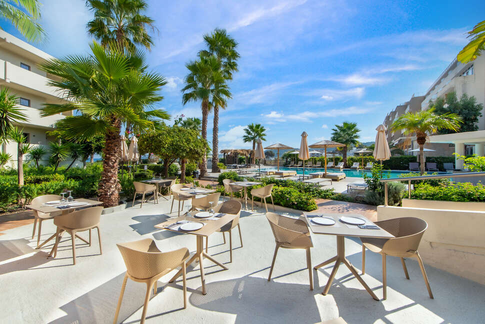Een foto van het terras bij Ixia Dream Beachfront Hotel