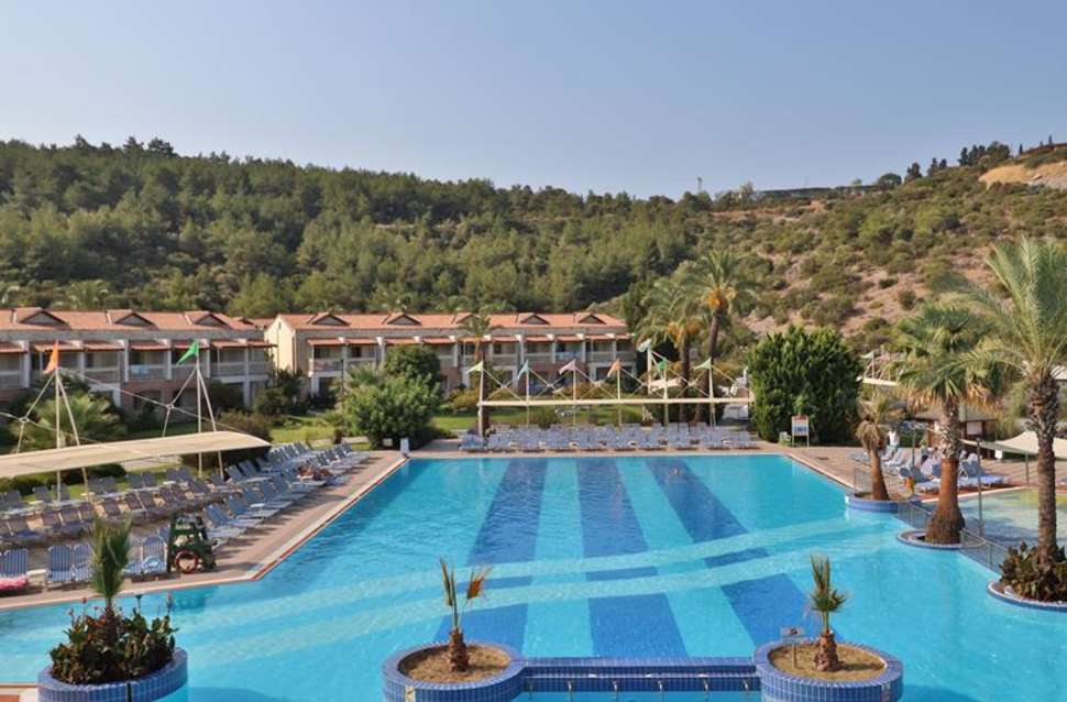 Een foto van het zwembad bij TUI Blue Ephesus