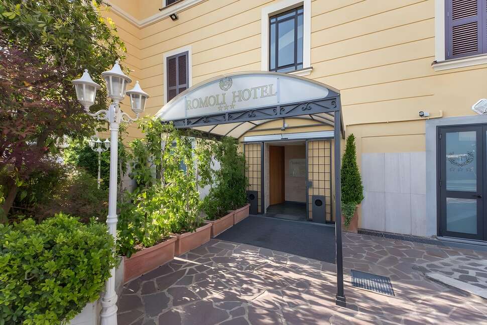 Een foto van de buitenkant van Romoli Hotel