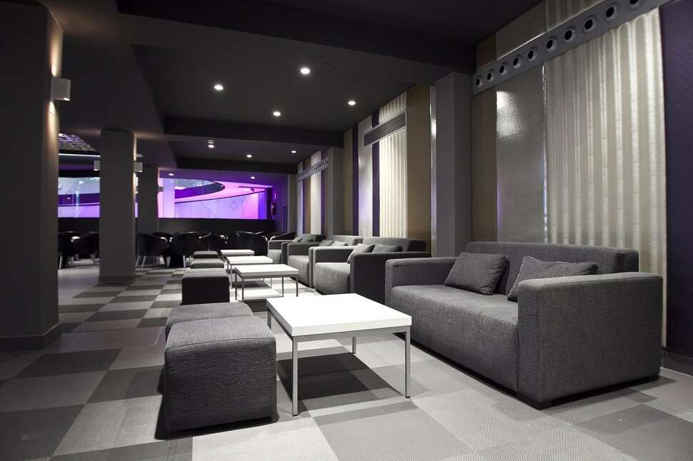 Een foto van het interieur van Flash Hotel