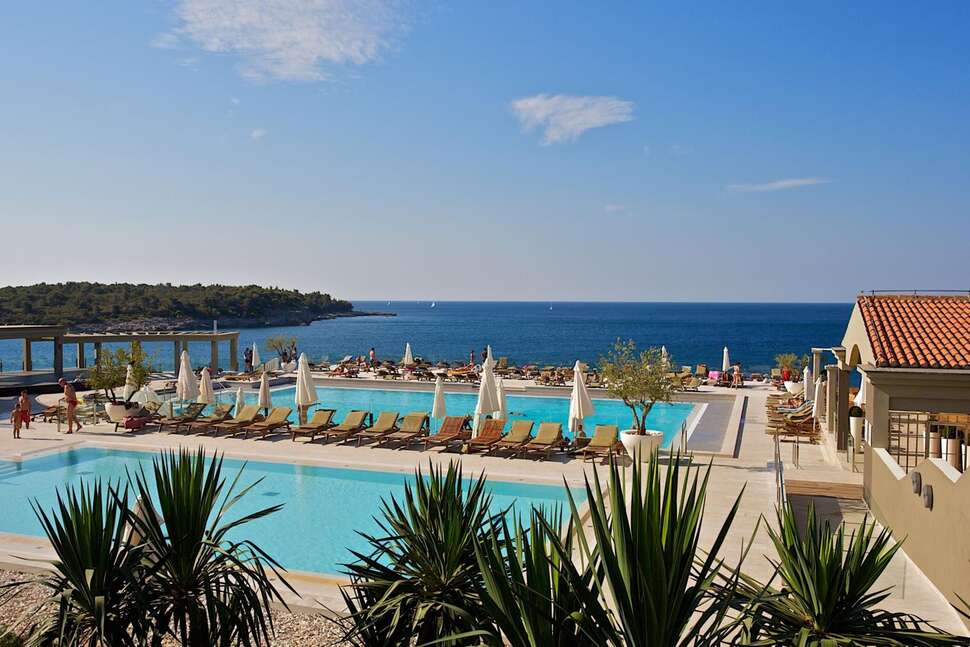 Een foto van het zwembad bij Verudela Beach & Villa Resort