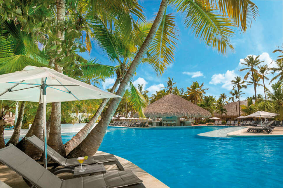 Een foto van het zwembad bij Catalonia Bavaro Beach Golf & Casino Resort