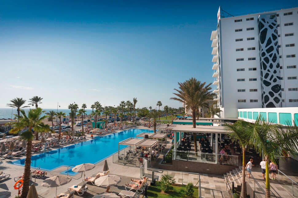 Een foto van het zwembad bij Riu Costa del Sol