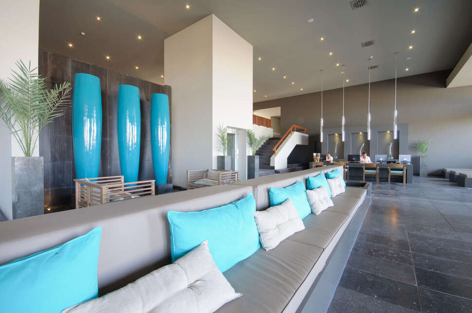 Een foto van het interieur van Hotel Oasis Salinas Sea