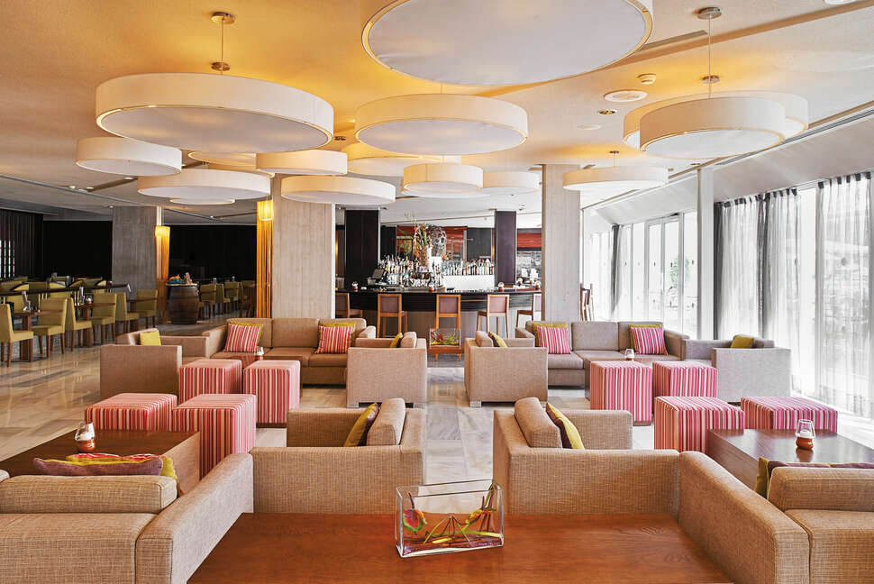 Een foto van het interieur van Hipotels Mediterraneo