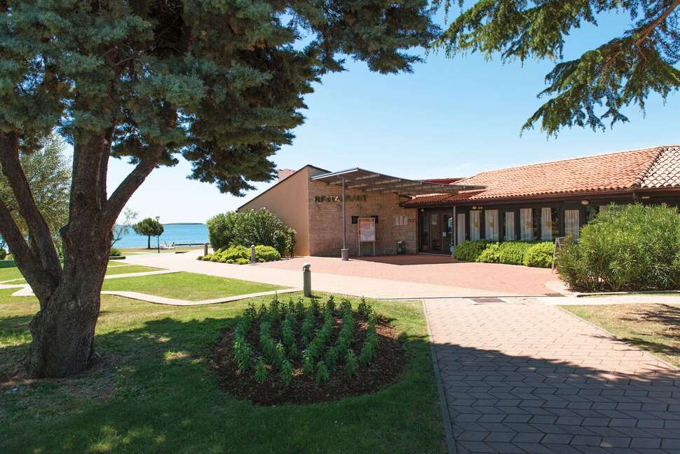 Een foto van de buitenkant van Resort Villas Rubin