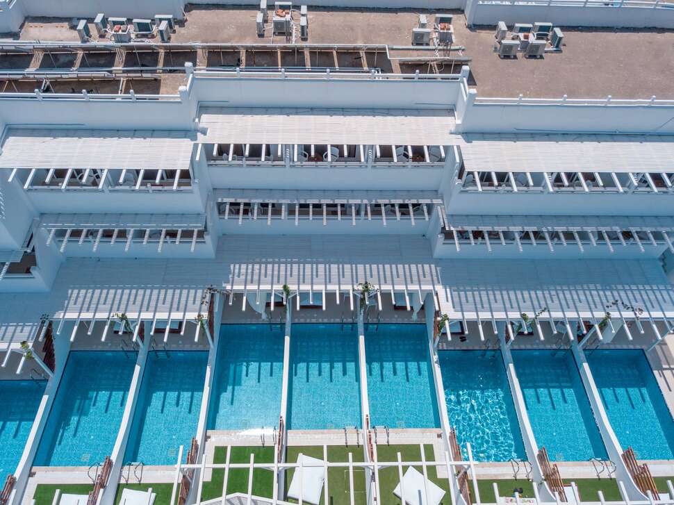 Ein Foto vom Pool im Aloe Hotel