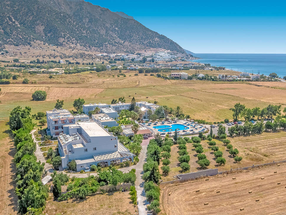 Een foto van het zwembad bij Evripides Village Beach Hotel