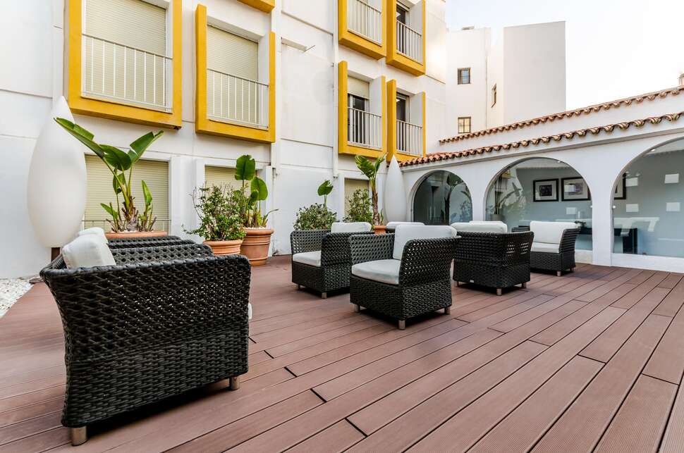 Een foto van het terras bij Senator Hotel Virgen De Los Reyes