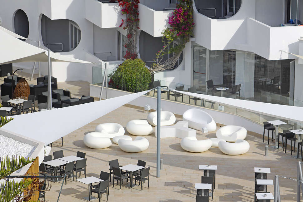 Een foto van het terras bij BG Pamplona Hotel