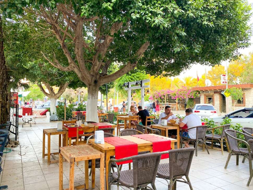 Een foto van het terras bij The Hello Hotel