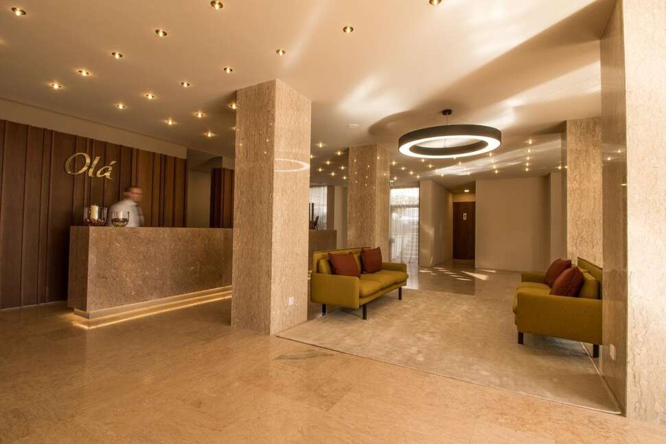 Een foto van het interieur van Girassol Hotel