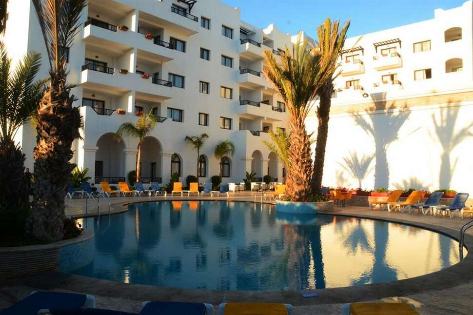 Een foto van het zwembad bij Atlantic Palm Beach Suites Aparthotel