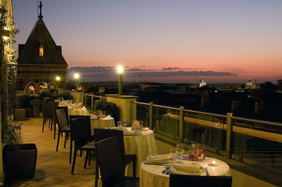 Een foto van het terras bij La Griffe Roma