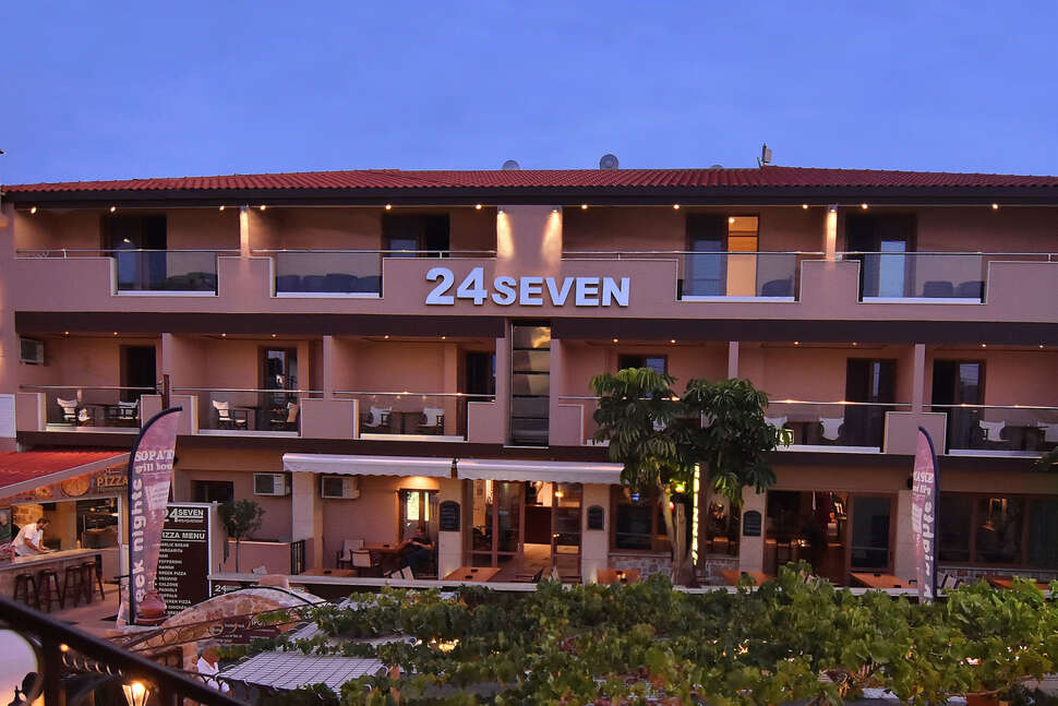 Ein Foto von der Außenansicht des 24 Seven Boutique Hotel