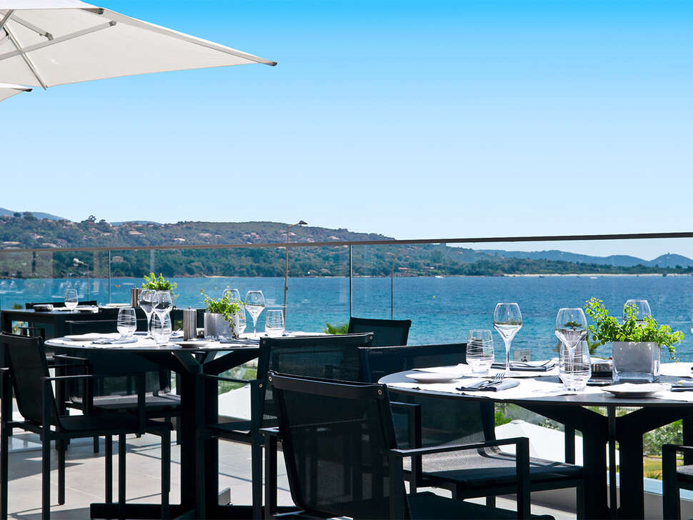 Een foto van het terras bij Radisson Blu Resort & Spa Ajaccio Bay