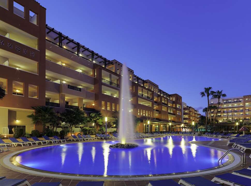 Een foto van het zwembad bij H10 Mediterranean Village